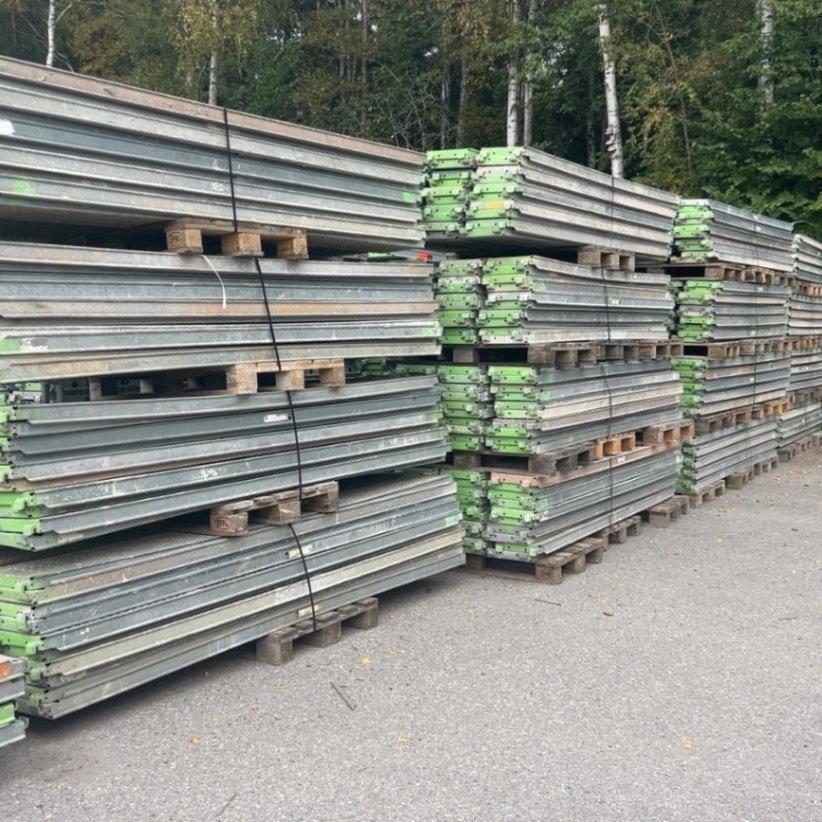 1540008-4 Larger batch of scaffolding from Monzon