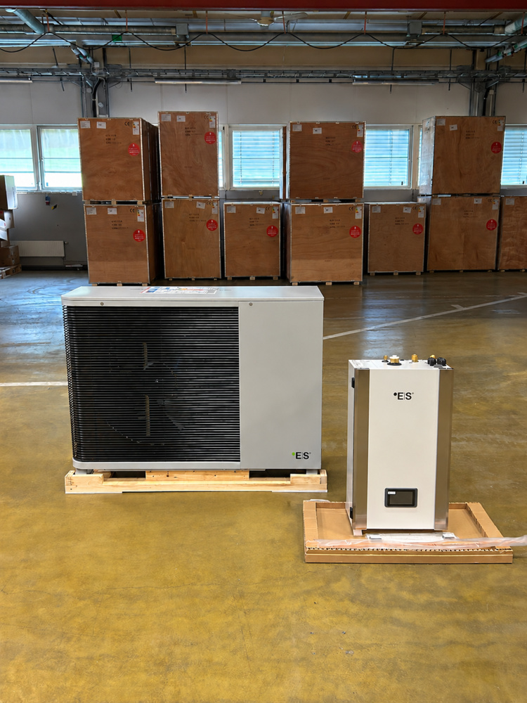 1592776-1 9 kW air/water heat pump, easily connects to an existing heating system L3.65