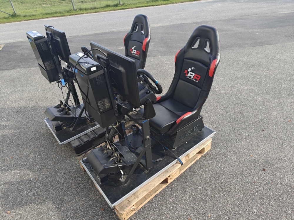 1564895-1 2 Racing game consoles