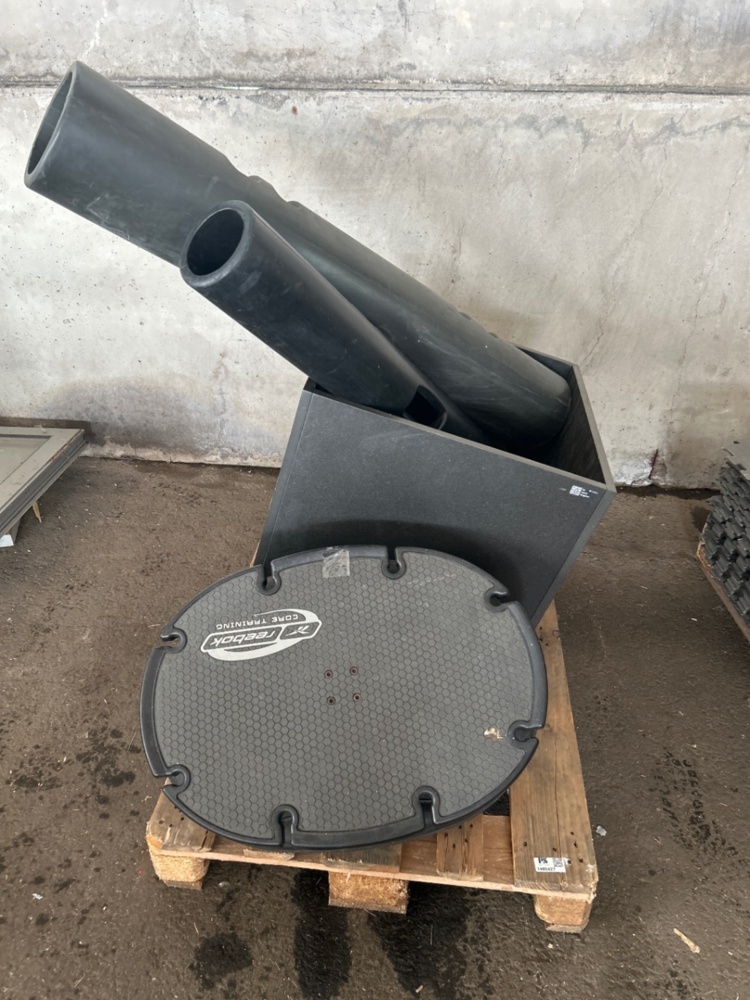 1486427-2 Collection of exercise equipment