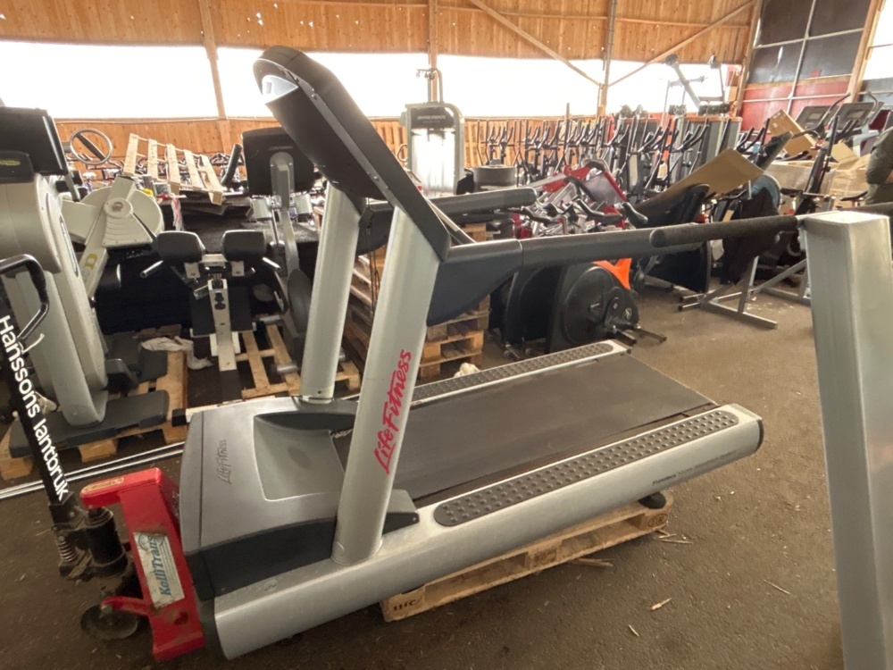 1486426-1 Treadmill - Life Fitness