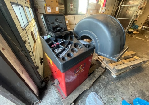 Tire balancing machine Mondolfo Ferro