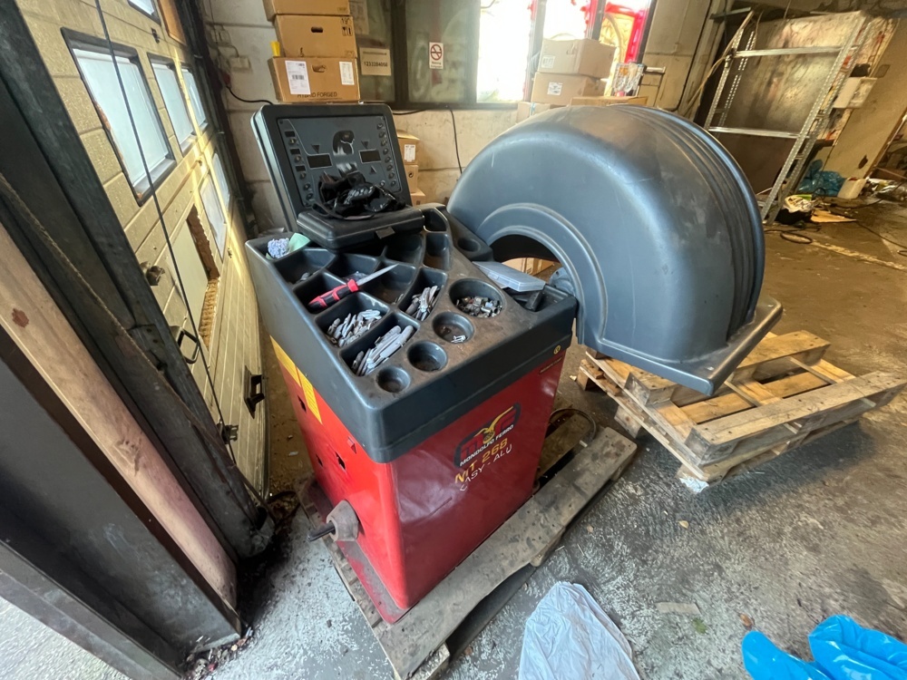 1592869-1 Tire balancing machine Mondolfo Ferro