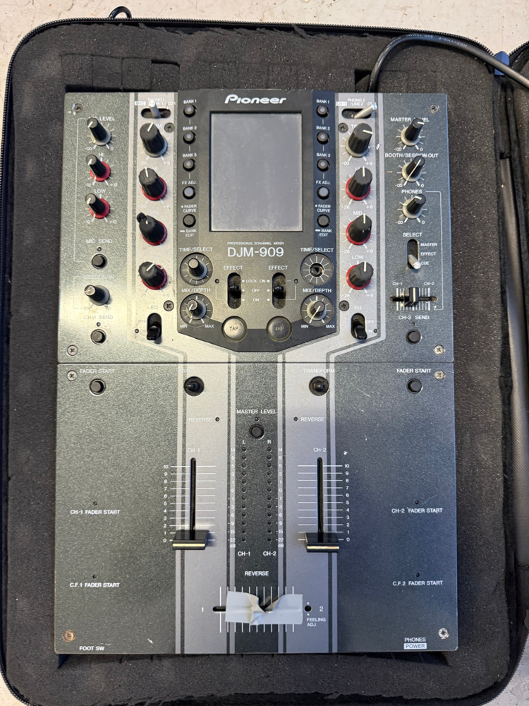1563508-1 DJ-mixer med väska – Pioneer DJM-909