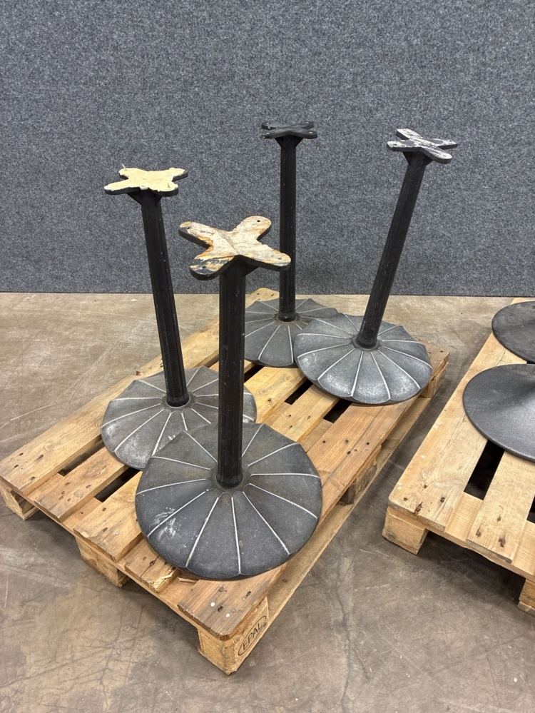 1582274-2 8 pcs Table stand Metal