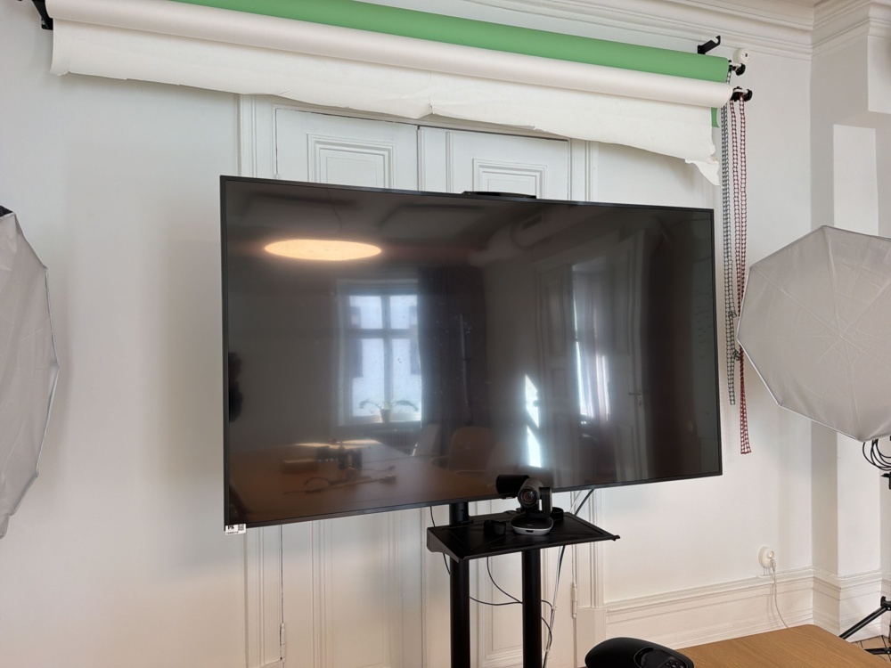 1566315-1 TV 75'' med stativ och konferensutrustning - Samsung QE75Q60RAT