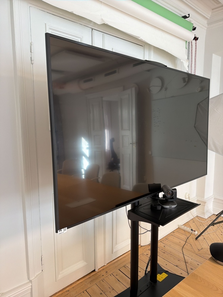 1566315-2 TV 75'' med stativ och konferensutrustning - Samsung QE75Q60RAT