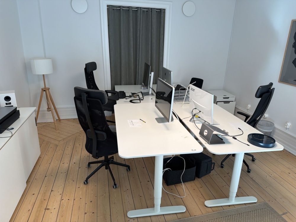 1566320-1 Kontorsinredning - Skrivbord 4 st, skärmar, arkivskåp, m.m.