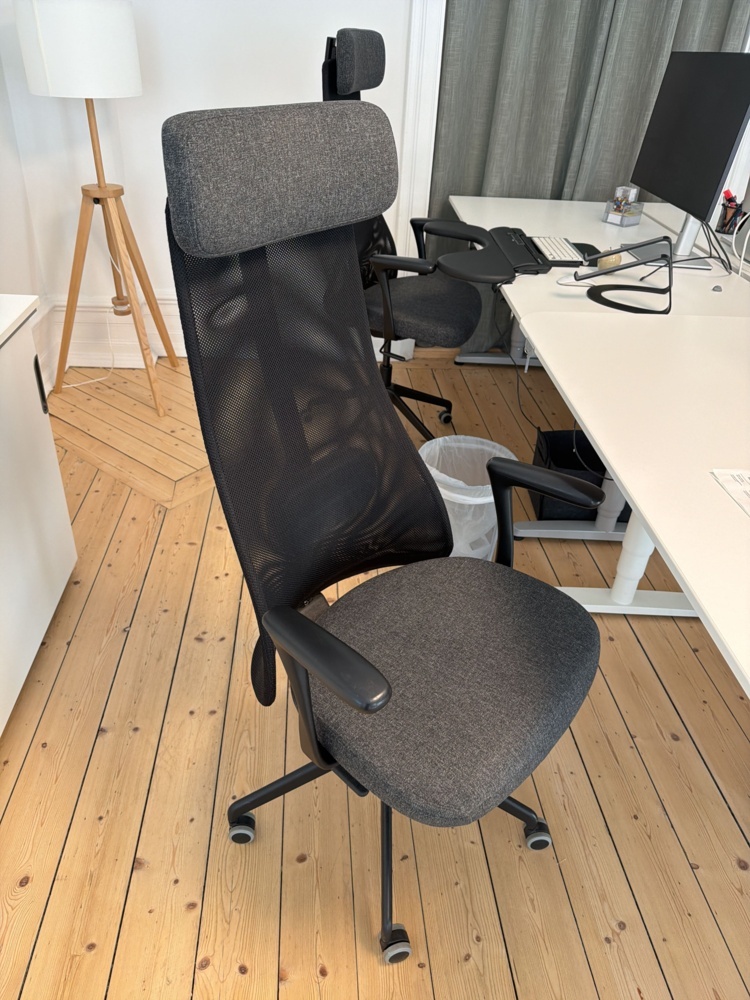 1566320-2 Kontorsinredning - Skrivbord 4 st, skärmar, arkivskåp, m.m.