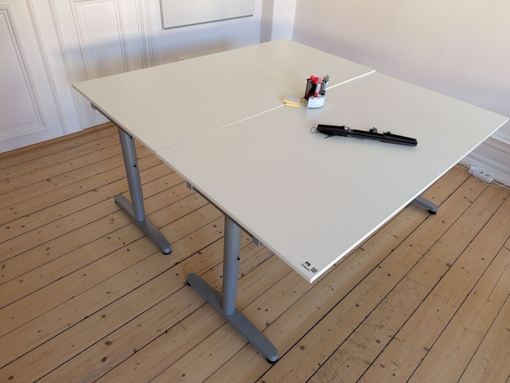 1566324-2 Kontorsinredning - Skrivbord, skärm, matta, m.m.