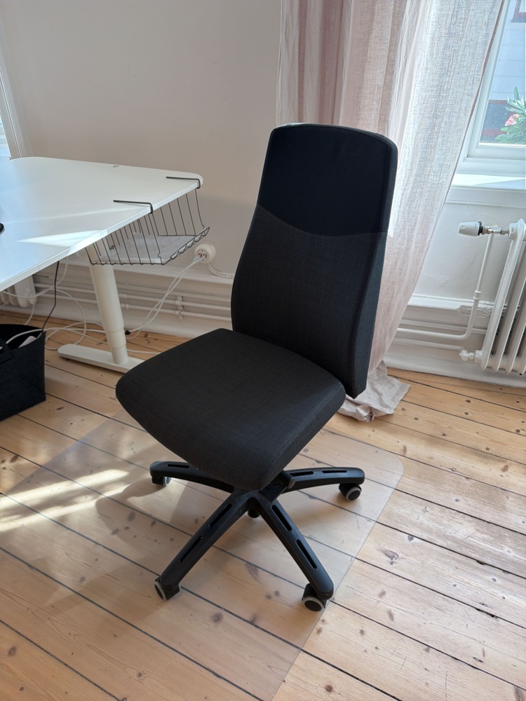 1566325-2 Kontorsinredning - Skrivbord, skärmar, kontorsstolar, m.m.