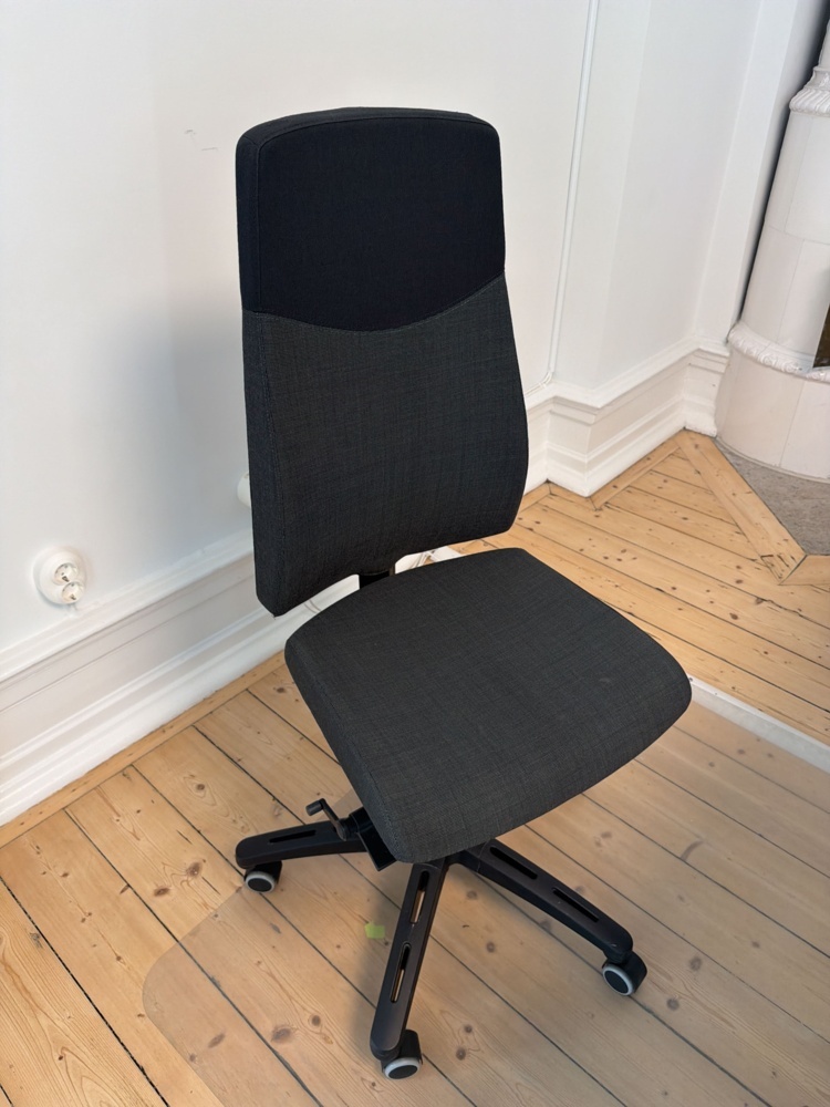 1566326-2 Kontorsinredning - Hylla, skåp, skrivbord, m.m.