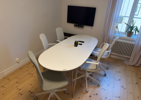 Kontorsinredning - Konferensbord, stolar, TV, m.m.
