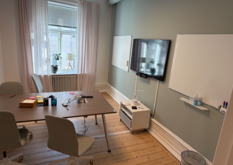 Kontorsinredning - TV Samsung, Whiteboardtavlor, stolar, m.m.