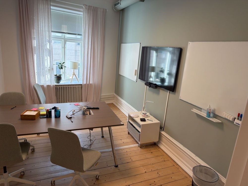 1566332-1 Kontorsinredning - TV Samsung, Whiteboardtavlor, stolar, m.m.