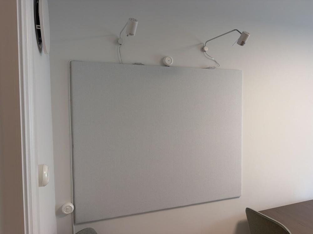 1566332-2 Kontorsinredning - TV Samsung, Whiteboardtavlor, stolar, m.m.