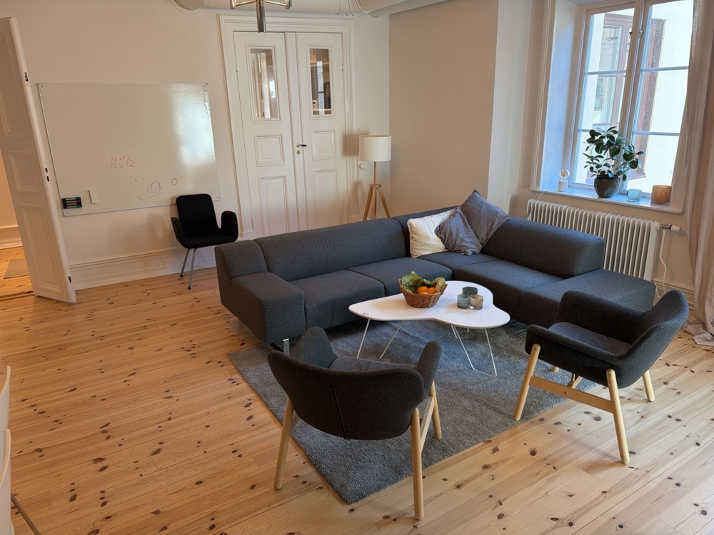 1566336-1 Kontorsinredning - Fåtöljer, matta, soffbord, soffa, m.m.