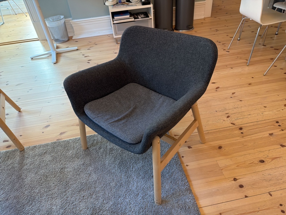 1566336-2 Kontorsinredning - Fåtöljer, matta, soffbord, soffa, m.m.