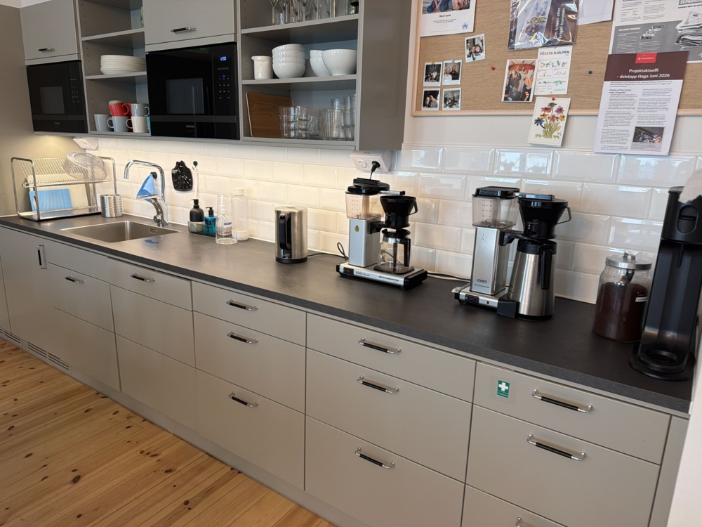 1566333-1 Köksgeråd - Kaffebryggare, koppar, diskställ, m.m.