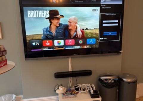 TV Sharp, soundbar Sonos, m.m.