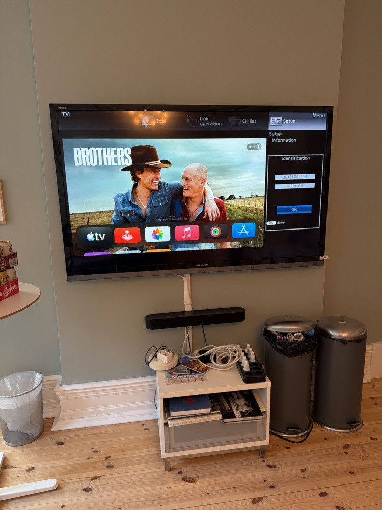 1566335-1 TV Sharp, soundbar Sonos, m.m.