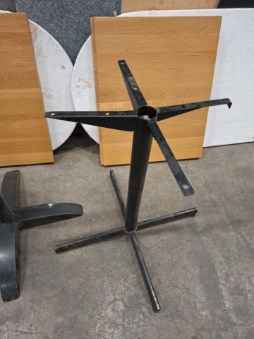 1582280-15 13 st Bordsskivor & 4 st Bordsstativ