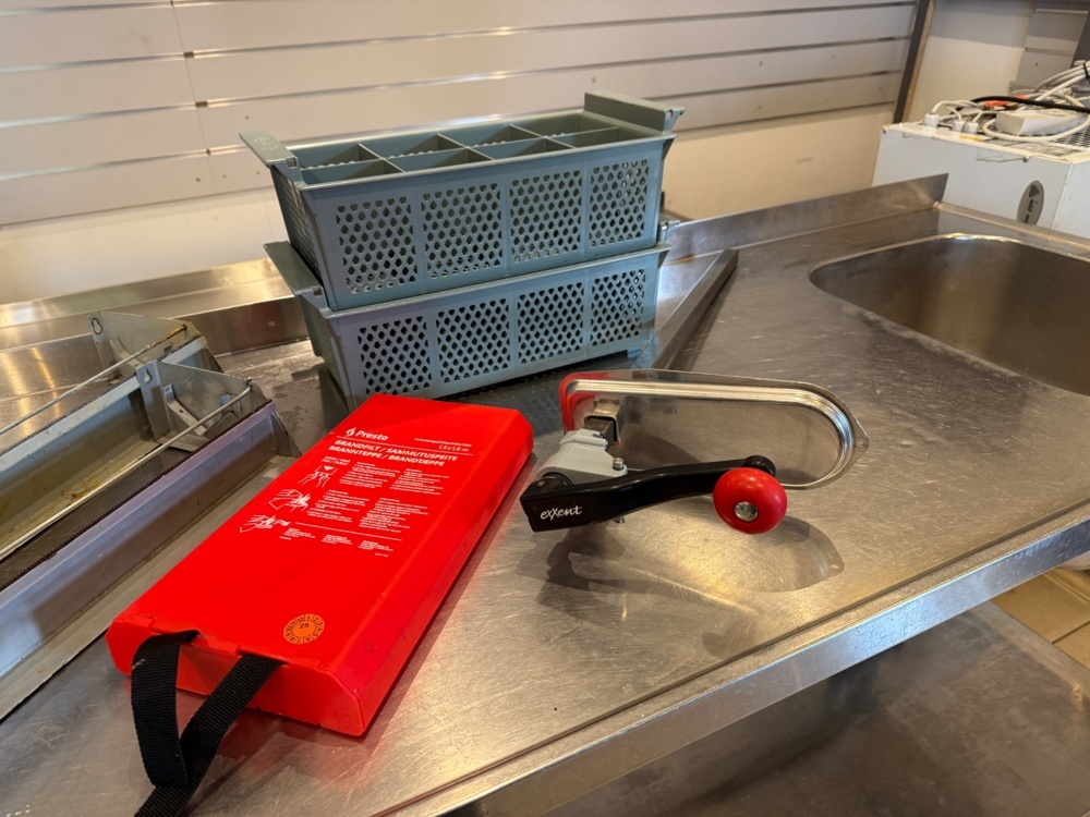 1141792-2 Exxent can opener, 2 new cutlery racks, 2 "barracudas", fire blanket