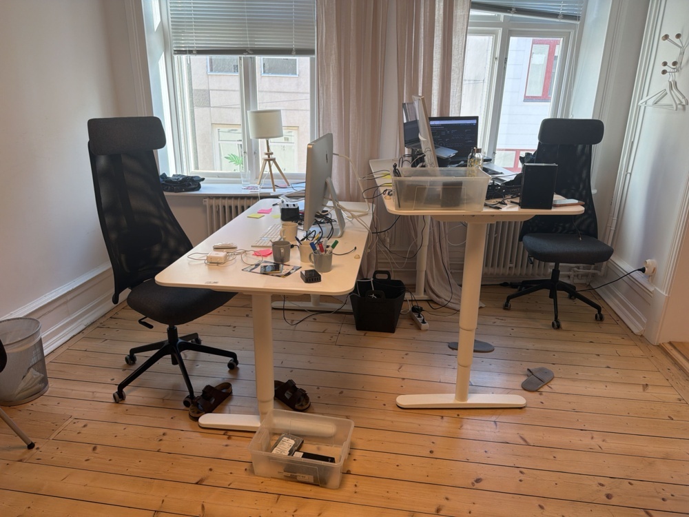 1566341-1 Kontorsinredning - Skrivbord, kontorsstolar, skåp, m.m.