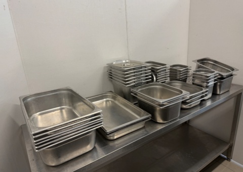 Lot of tins, canteens, hollow canteens. See pictures for an idea of quantity/sizes