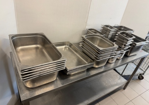 Lot of tins, canteens, hollow canteens. See pictures for an idea of quantity/sizes