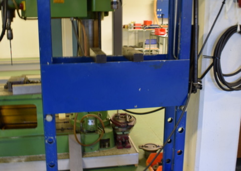 Hydraulic press AC