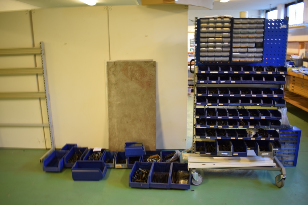 1452885-1 Material rack with screw and bolt
