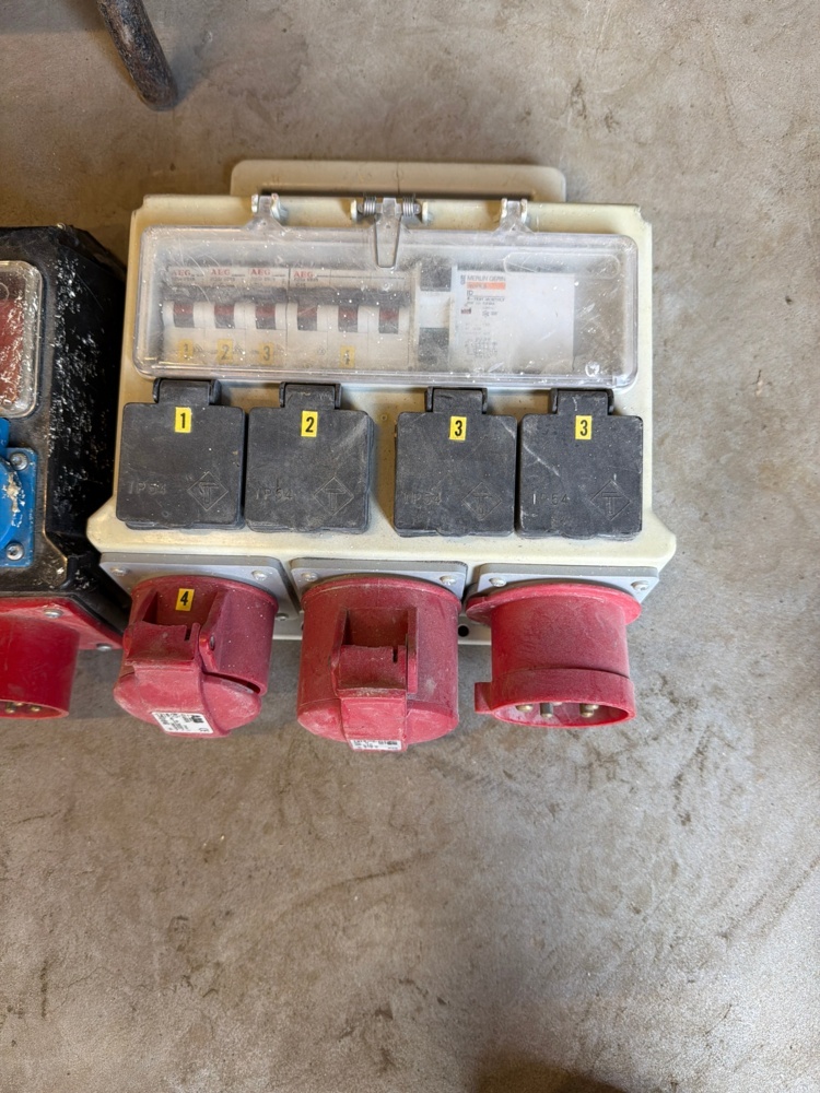 1593098-2 Electrical sockets, 3 pcs.
