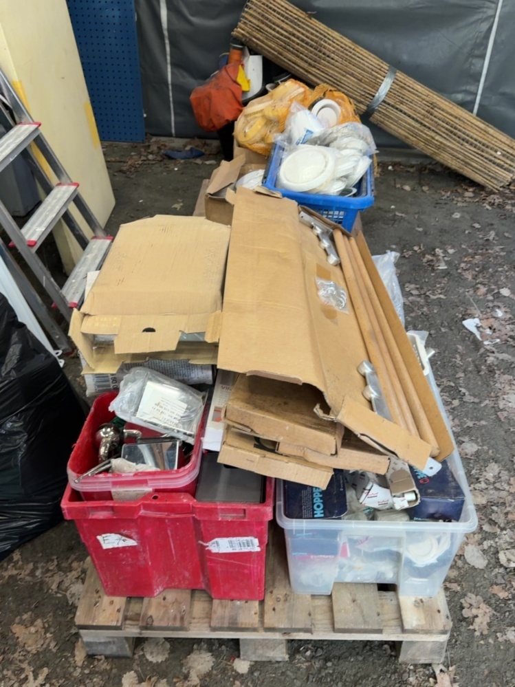1583617-1 Pall med diverse beslag, dörrhandtag, m.m.