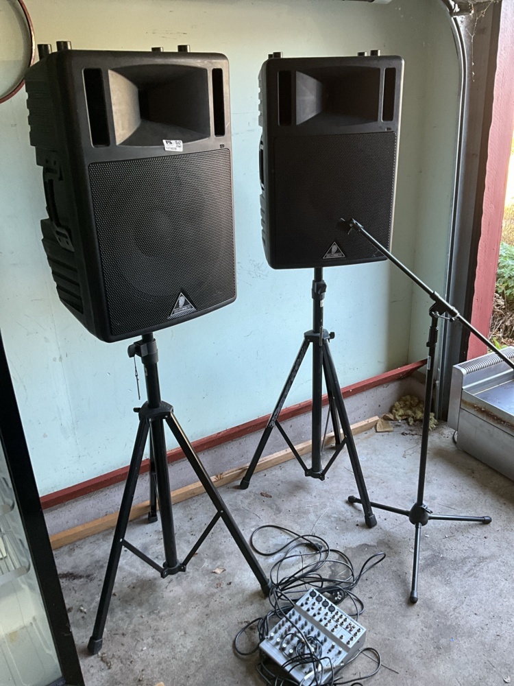 1474028-1 PA system with speakers and mixing console
