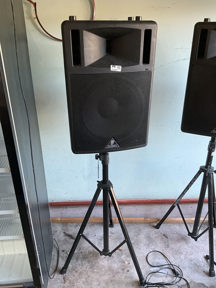 1474028-2 PA system with speakers and mixing console