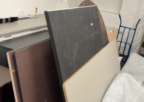 Lot with tables, table tops and table legs