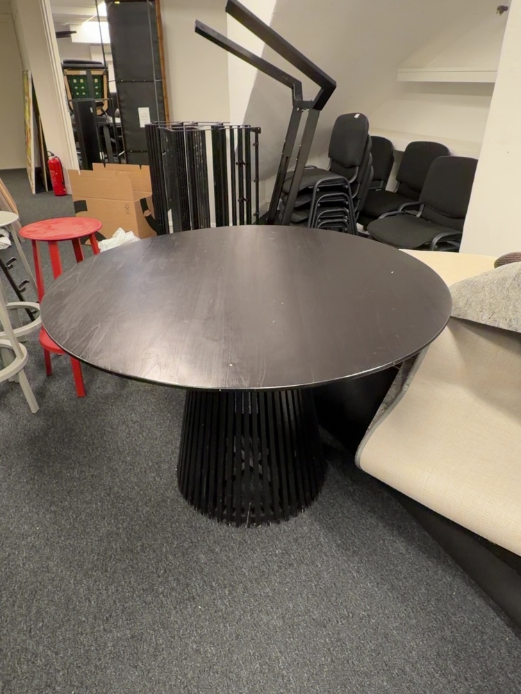 1506075-1 Round wooden dining tables - 2 pcs