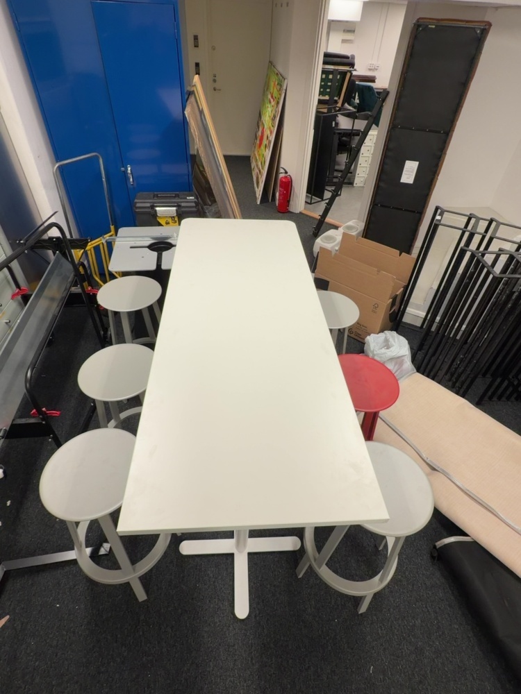 1506077-1 Dining table with stools