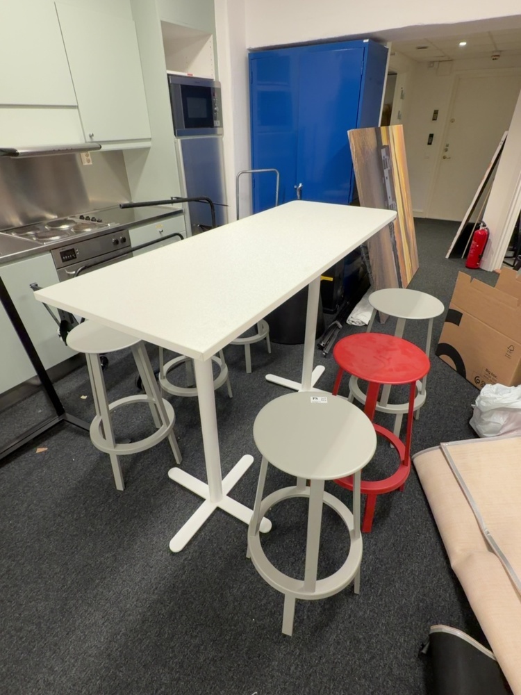 1506077-2 Dining table with stools