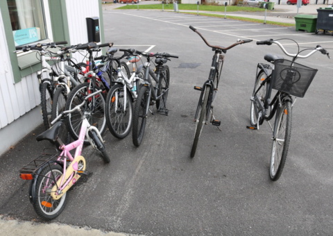 8 bicycles in need of renovation.