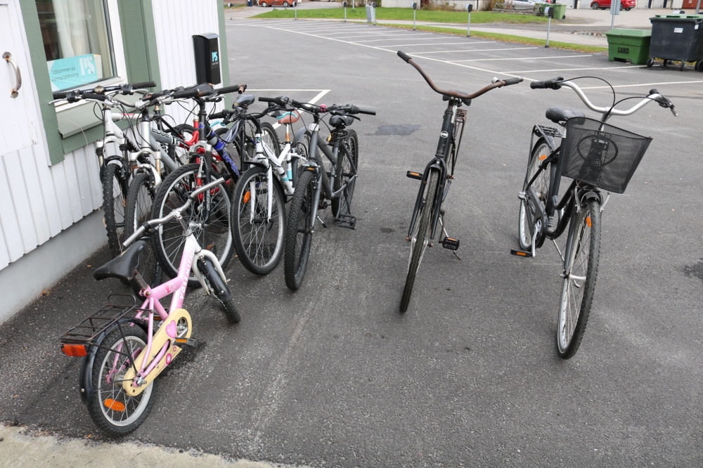 1515253-9 8 bicycles in need of renovation.