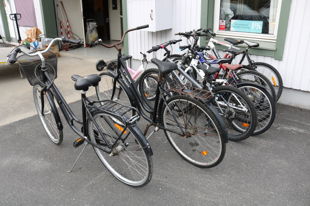 1515253-10 8 bicycles in need of renovation.