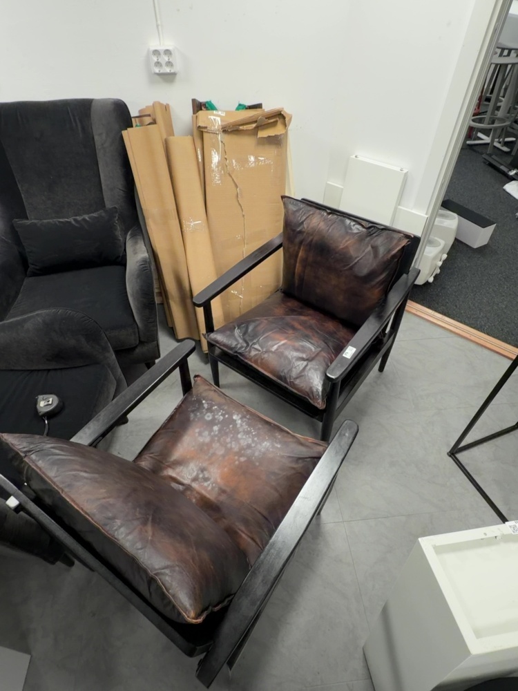 1506093-1 2 armchairs and leather bench