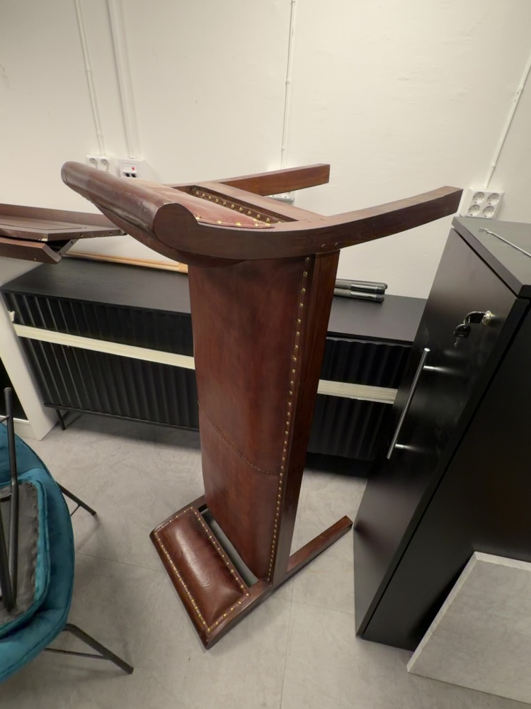 1506093-2 2 armchairs and leather bench