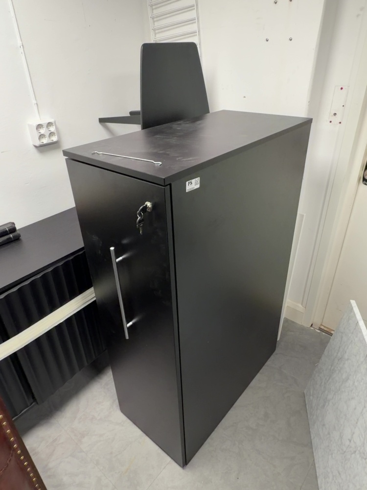 1506094-1 Lockable wooden cabinet