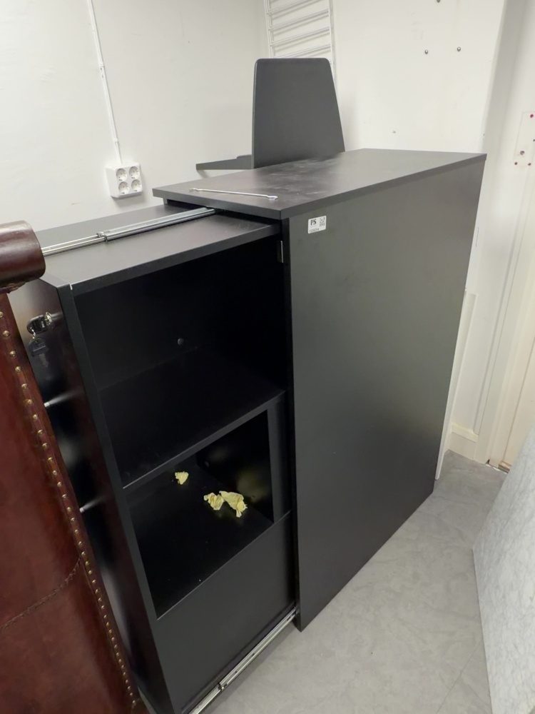 1506094-2 Lockable wooden cabinet