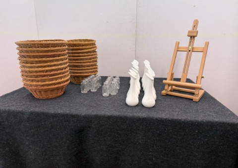 Bread baskets (20 pcs), salt/pepper shakers, menu stand, flower vases (20 pcs)