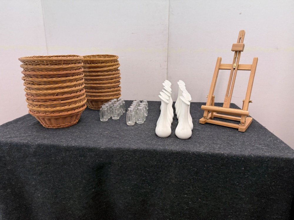 1141844-1 Bread baskets (20 pcs), salt/pepper shakers, menu stand, flower vases (20 pcs)