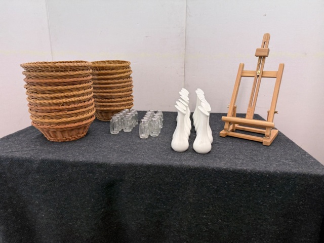 1141844-1 Brödkorgar(20 st), salt/pepparströare, Menyställ, blomvaser (20 st)